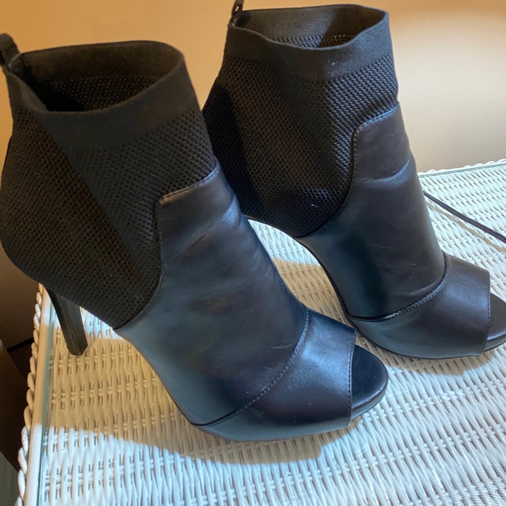Simply Vera Vera Wang Black booties 4” heel